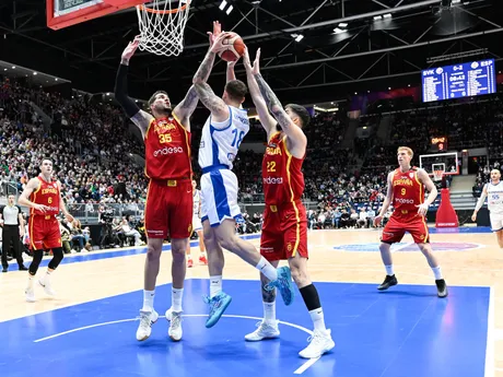 Jakub Mokráň, Santiago Yusla García a Francisco Javier Guerra Trujilo bojujú pod košom o loptu počas zápasu 3. kola C-skupiny kvalifikácie ME 2025 v basketbale mužov Slovensko - Španielsko.