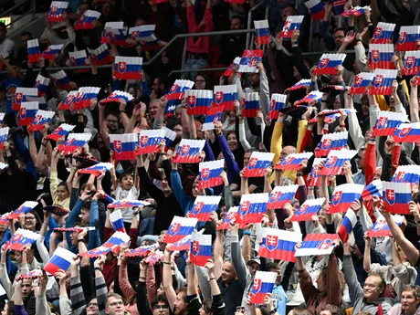 Slovenskí fanúšikovia povzbudzujú počas zápasu 3. kola C-skupiny kvalifikácie ME 2025 v basketbale mužov Slovensko - Španielsko.