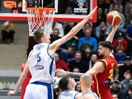 Santiago Yusta García (vpravo), ktorého blokuje Michael Fusek (Slovensko) v zápase 3. kola C-skupiny kvalifikácie ME 2025 v basketbale.