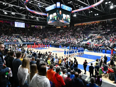 Tím Slovenska (vpravo) a družstvo  Španielska (vľavo) stoja počas hymien pred zápasom 3. kola C-skupiny kvalifikácie ME 2025 v basketbale.