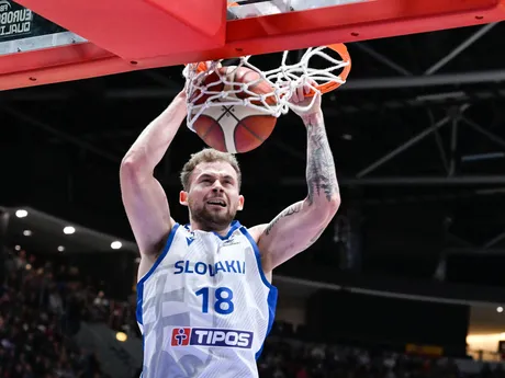 Jakub Mokráň (Slovensko) strieľa kôš  počas zápasu 3. kola C-skupiny kvalifikácie ME 2025 v basketbale mužov Slovensko - Španielsko.