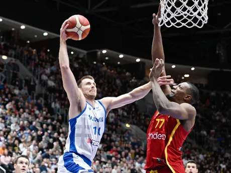 Vladimír Brodziansky (Slovensko) a vpravo Yankuba Sima Fatty (Španielsko) počas zápasu 3. kola C-skupiny kvalifikácie ME 2025 v basketbale mužov Slovensko - Španielsko.
