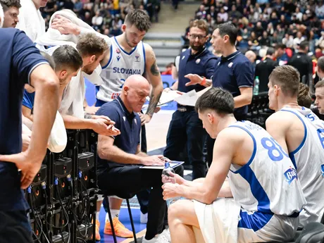 Tréner tímu Slovenska Aramis Naglič dáva pokyny svojim zverencom počas oddychového času v zápase 3. kola C-skupiny kvalifikácie ME 2025 v basketbale mužov Slovensko - Španielsko.