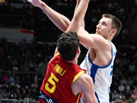 Vladimír Brodziansky (Slovensko) a vľavo Oriol Pauli Fomells (Španielsko) v zápase 3. kola C-skupiny kvalifikácie ME 2025 v basketbale mužov.