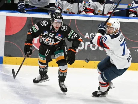 Na snímke vpravo Adam Lukošík (Slovan) a vľavo Maxwell Gildon (Košice) v 22. kole Tipos extraligy HC Slovan Bratislava - HC Košice.