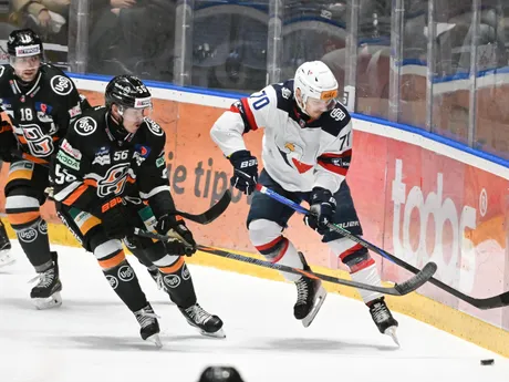 Na snímke vpravo Branislav Kubka (Slovan) a vľavo Maxwell (Košice) v 22. kole Tipos extraligy HC Slovan Bratislava - HC Košice.