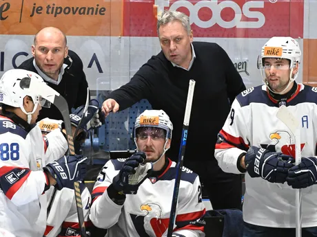 Na snímke v pozadí uprostred tréner tímu Slovana Peter Oremes v 22. kole Tipos extraligy HC Slovan Bratislava - HC Košice.