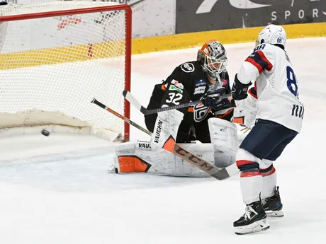 Na snímke vpravo Austin Ryan Ortega (Slovan) strieľa druhý gól po trestnom strielaní v 22. kole Tipos extraligy HC Slovan Bratislava - HC Košice.