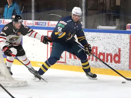 Zľava Boris Žabka (Banská Bystrica) a Róbert Džugan (Spišská Nová Ves) počas zápasu 23. kola Tipos extraligy HC MONACObet Banská Bystrica - HK Spišská Nová Ves.