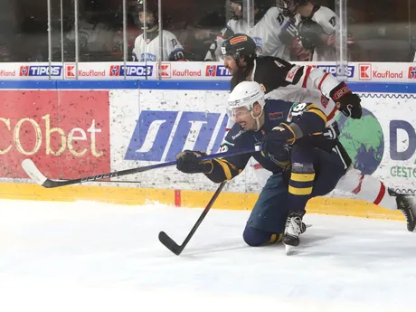 Zľava Dante Hannoun (Spišská Nová Ves) a Gabriel Chicoine (Banská Bystrica) počas zápasu 23. kola Tipos extraligy HC MONACObet Banská Bystrica - HK Spišská Nová Ves.