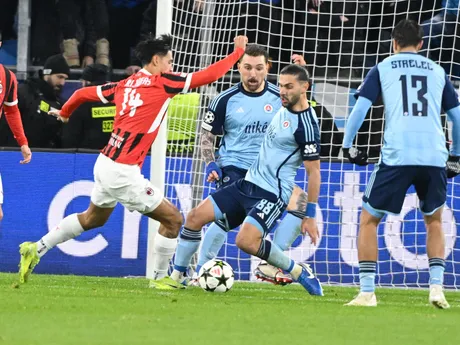 Vľavo Tijjani Reijnders (Miláno) a uprostred Kyriakos Savvidis (Slovan) v zápase 5. kola ligovej fázy Ligy majstrov Slovan Bratislava - AC Miláno.