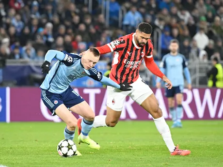 Vľavo Nino Marcelli (Slovan) a vpravo Ruben Loftus-Cheek (Miláno) v zápase 5. kola ligovej fázy Ligy majstrov Slovan Bratislava - AC Miláno.