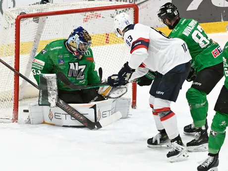 Na snímke v popredí uprostred Martin Bakoš (Slovan) strieľa vyrovnávajúci gól brankárovi Nových Zámkov Christopherovi Gibsonovi (vľavo) v dohrávke 23. kola Tipos extraligy HC Slovan Bratislava - HC Nové Zámky.