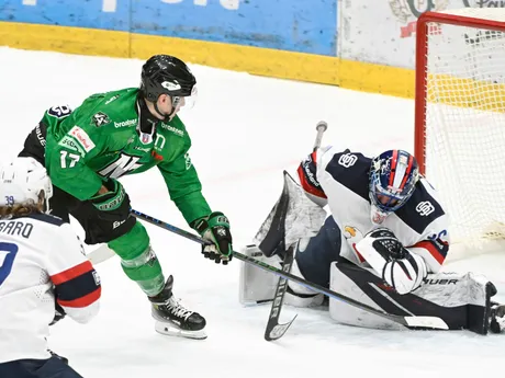 Na snímke vľavo Dávid Okoličány (Nové Zámky) a vpravo brankár Slovanu Denis Godla v dohrávke 23. kola Tipos extraligy HC Slovan Bratislava - HC Nové Zámky.