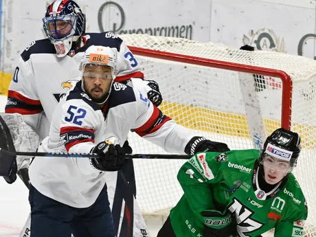 Na snímke vľavo Sena Wendell Acolatse (Slovan) a vpravo Jakub Ružek (Nové Zámky)  v dohrávke 23. kola Tipos extraligy HC Slovan Bratislava - HC Nové Zámky.