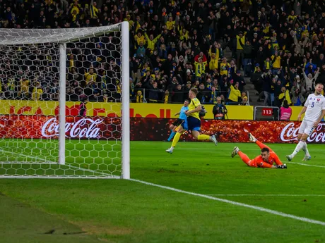 Zľava strelec úvodného gólu Švéd Viktor Gyökeres, brankár Martin Dúbravka a Denis Vavro (obaja Slovensko) počas zápasu 5. kola C-divízie Ligy národov Švédsko - Slovensko.