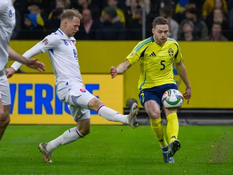 Zľava Ondrej Duda (Slovensko) a Gabriel Gudmundsson (Švédsko) počas zápasu 5. kola C-divízie Ligy národov Švédsko - Slovensko.