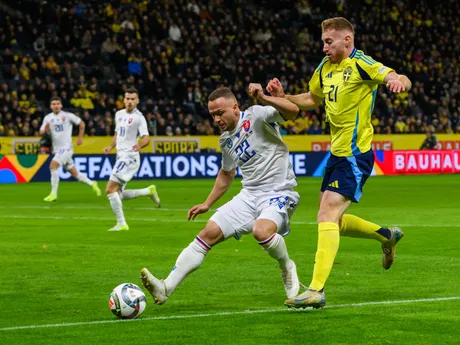 Zľava Stanislav Lobotka (Slovensko) a Dejan Kulusevski (Švédsko) počas zápasu 5. kola C-divízie Ligy národov Švédsko - Slovensko.