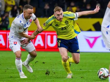 Zľava Stanislav Lobotka (Slovensko) a Dejan Kulusevski (Švédsko) počas zápasu 5. kola C-divízie Ligy národov Švédsko - Slovensko.