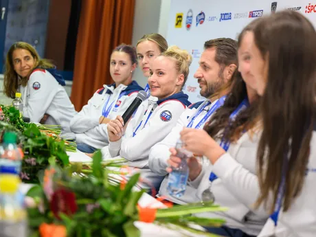 Janette Husárová, tenistky Renáta Jamrichová, Anna Karolína Schmiedlová, Rebecca Šramková, kapitán slovenského tímu Matej Lipták, Viktória Hrunčáková a Tereza Mihalíková počas tlačovej konferencie po návrate slovenských tenistiek po finále Pohára Billie-Jean Kingovej.