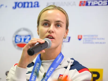 Anna Karolína Schmiedlová sa usmieva počas tlačovej konferencie po návrate slovenských tenistiek po finále Pohára Billie-Jean Kingovej.