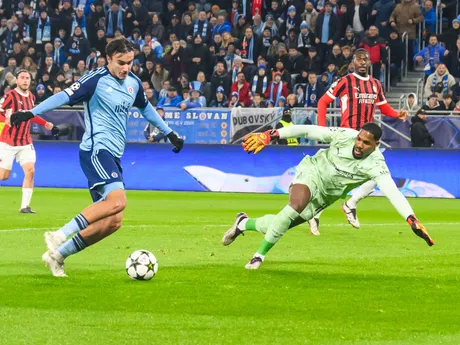 Zľava David Strelec (Slovan) a Mike Maignan (AC Miláno) v zápase 5. kola ligovej fázy Ligy majstrov Slovan Bratislava - AC Miláno.