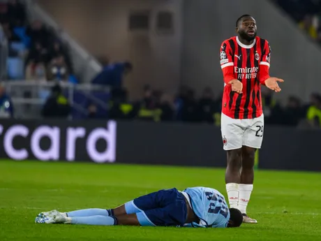 Zľava Idjessi Metsoko (Slovan) ležiaci na trávniku a Youssouf Fofana (AC Miláno) v zápase 5. kola ligovej fázy Ligy majstrov Slovan Bratislava - AC Miláno.