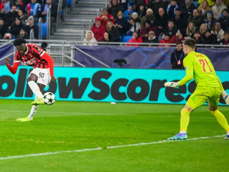 Zľava Tammy Abraham (AC Miláno) dáva gól a Dominik Takáč (Slovan) v zápase 5. kola ligovej fázy Ligy majstrov Slovan Bratislava - AC Miláno.