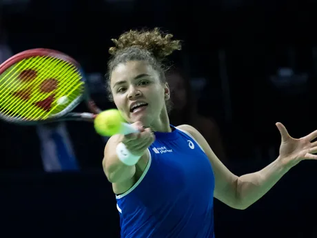 Jasmine Paoliniová odvracia úder Slovenky Rebeccy Šramkovej počas druhej dvojhry finálového duelu Slovensko - Taliansko na finálovom turnaji Pohára Billie-Jean Kingovej.