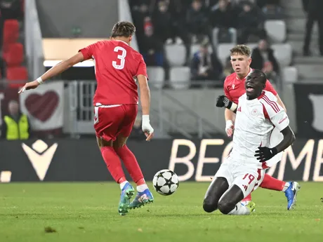 Na snímke zľava hráč Trenčína Daniel Žiška, hráč Olympiacosu Lamin Sillah a hráč Trenčína Samuel Bočkay počas zápasu 3. kola majstrovskej vetvy mladežníckej Ligy majstrov 2024/2025 medzi AS Trenčín U19 - Olympiacos Pireus FC U19.