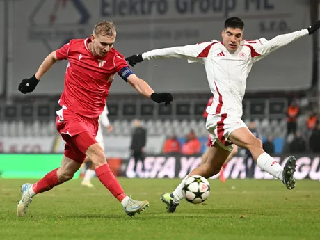 Na snímke vľavo kapitán Trenčína Tadeáš Hájovský strieľa gól na 1:0 a hráč Olympiacosu Argyrios Liatsikouras počas zápasu 3. kola majstrovskej vetvy mladežníckej Ligy majstrov 2024/2025 medzi AS Trenčín U19 - Olympiacos Pireus FC U19.