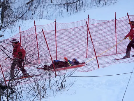 Mikaelu Shiffrinovú odviezli na záchranárskych saniach po páde v Killingtone 2024.