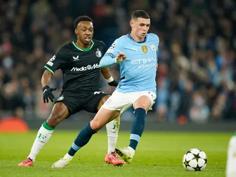 Antoni Milambo a Phil Foden počas zápasu Ligy majstrov Manchester City - Feyenoord Rotterdam. 