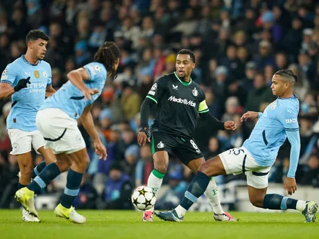 Quinten Timber a Manuel Akanji počas zápasu Ligy majstrov Manchester City - Feyenoord Rotterdam. 