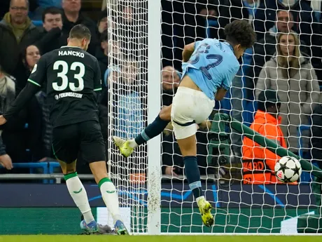 Dávid Hancko strieľa gól počas zápasu Ligy majstrov Manchester City - Feyenoord Rotterdam. 