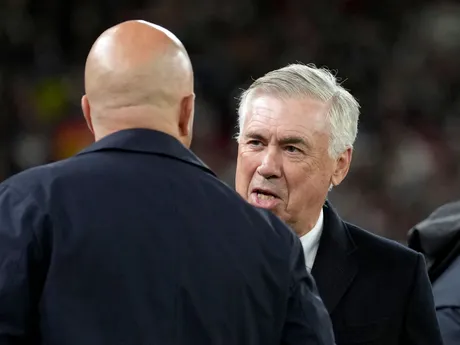 Tréner Realu Madrid Carlo Ancelotti a manažér Liverpoolu Arne Slot pred zápasom 5. kola ligovej fázy Ligy majstrov.