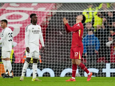 Futbalista Liverpoolu Curtin Jones v zápase Liverpool FC - Real Madrid v 5. kole ligovej fázy Ligy majstrov.