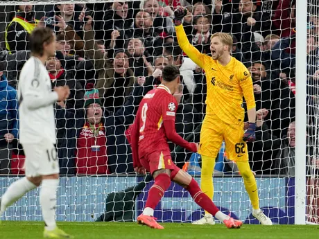 Brankár Caoimhin Kelleher oslavuje chytený pokutový kop v zápase Liverpool FC - Real Madrid v 5. kole ligovej fázy Ligy majstrov.