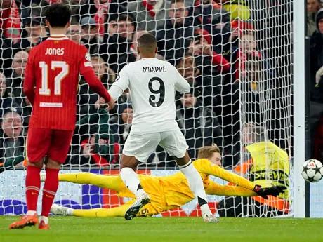 Brankár Caoimhin Kelleher chytá pokutový kop Kylianovi Mbappému v zápase Liverpool FC - Real Madrid v 5. kole ligovej fázy Ligy majstrov.