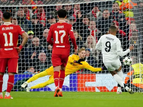 Brankár Caoimhin Kelleher chytá pokutový kop Kylianovi Mbappému v zápase Liverpool FC - Real Madrid v 5. kole ligovej fázy Ligy majstrov.