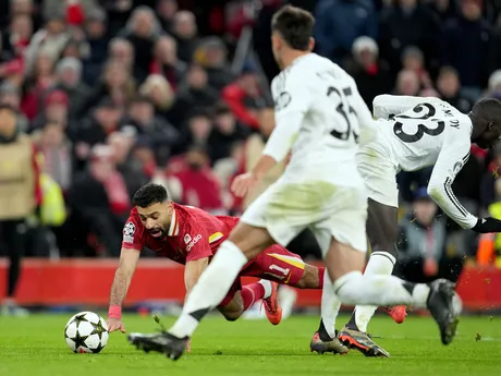 Mohamed Salah padá v pokutovom území v zápase Liverpool FC - Real Madrid v 5. kole ligovej fázy Ligy majstrov.