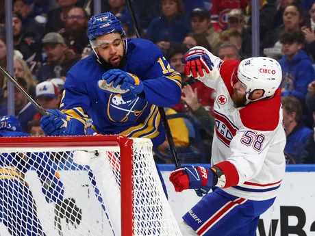 Momentka zo zápasu Buffalo Sabres - Montreal Canadiens v NHL.