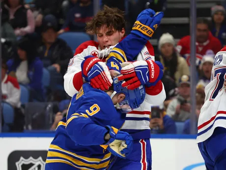 Juraj Slafkovský a Zach Benson počas šarvátky v zápase NHL Buffalo Sabres - Montreal Canadiens.