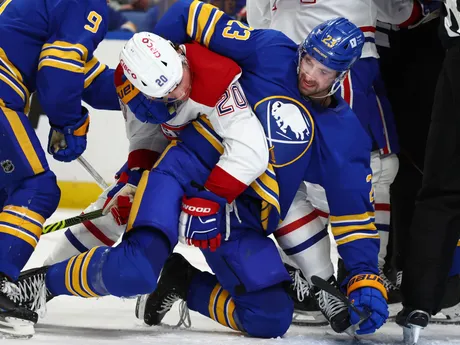 Juraj Slafkovský (vľavo) a Mattias Samuelsson v zápase NHL Buffalo Sabres - Montreal Canadiens.