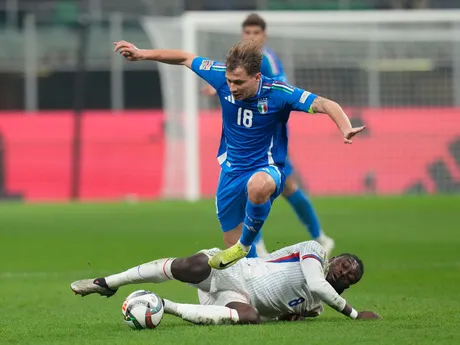 Nicolo Barella a Manu Kone počas zápasu Ligy národov Taliansko - Francúzsko. 