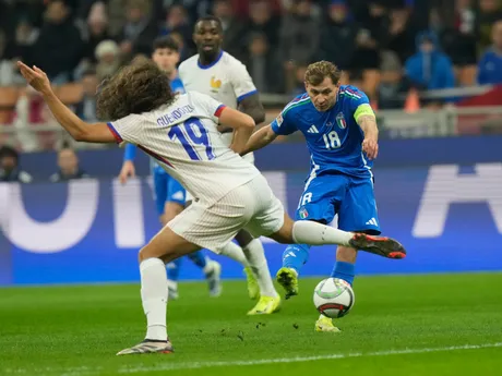 Nicolo Barella a Matteo Guendouzi počas zápasu Ligy národov Taliansko - Francúzsko. 