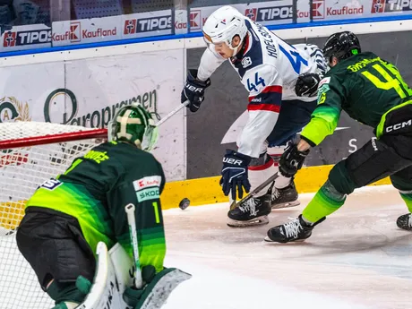 Zľava brankár Connor LaCouvée (Žilina), Mitchell Mckenna Hoelscher (Slovan) a Daniel Gachulinec (Žilina) počas 16. kola Tipos extraligy HC Slovan Bratislava - Vlci Žilina.