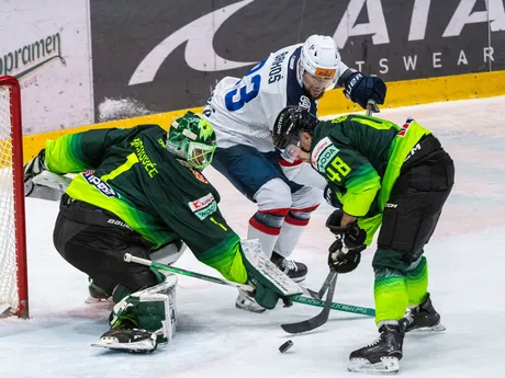 Zľava brankár Connor LaCouvée (Žilina), Liam Pecararo (Slovan) a Daniel Gachulinec (Žilina) počas 16. kola Tipos extraligy HC Slovan Bratislava - Vlci Žilina.