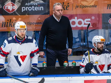 Zľava Peter Bjalončík (Slovan), tréner Slovana Peter Oremus a Martin Bakoš (Slovan) počas 16. kola Tipos extraligy HC Slovan Bratislava - Vlci Žilina.