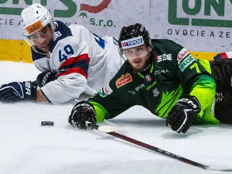 Zľava Samuel Takáč (Slovan) a Jakub Pobežal (Žilina) počas 16. kola Tipos extraligy HC Slovan Bratislava - Vlci Žilina.